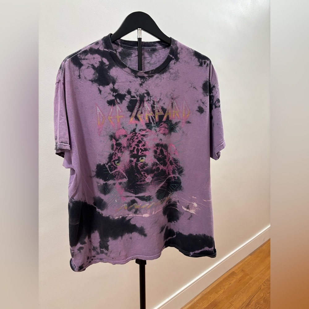 290. Def Leppard Purple and Black Graphic Band-Tee